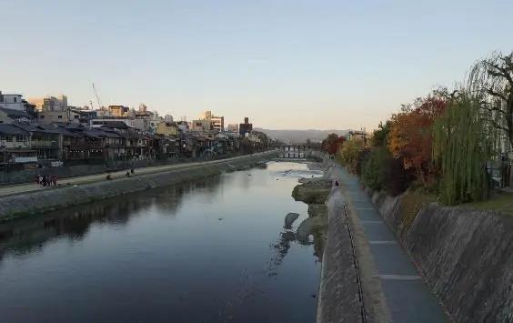 城市河道生態(tài)治理與景觀提升策略 —“復(fù)式藍線管理”(圖1)